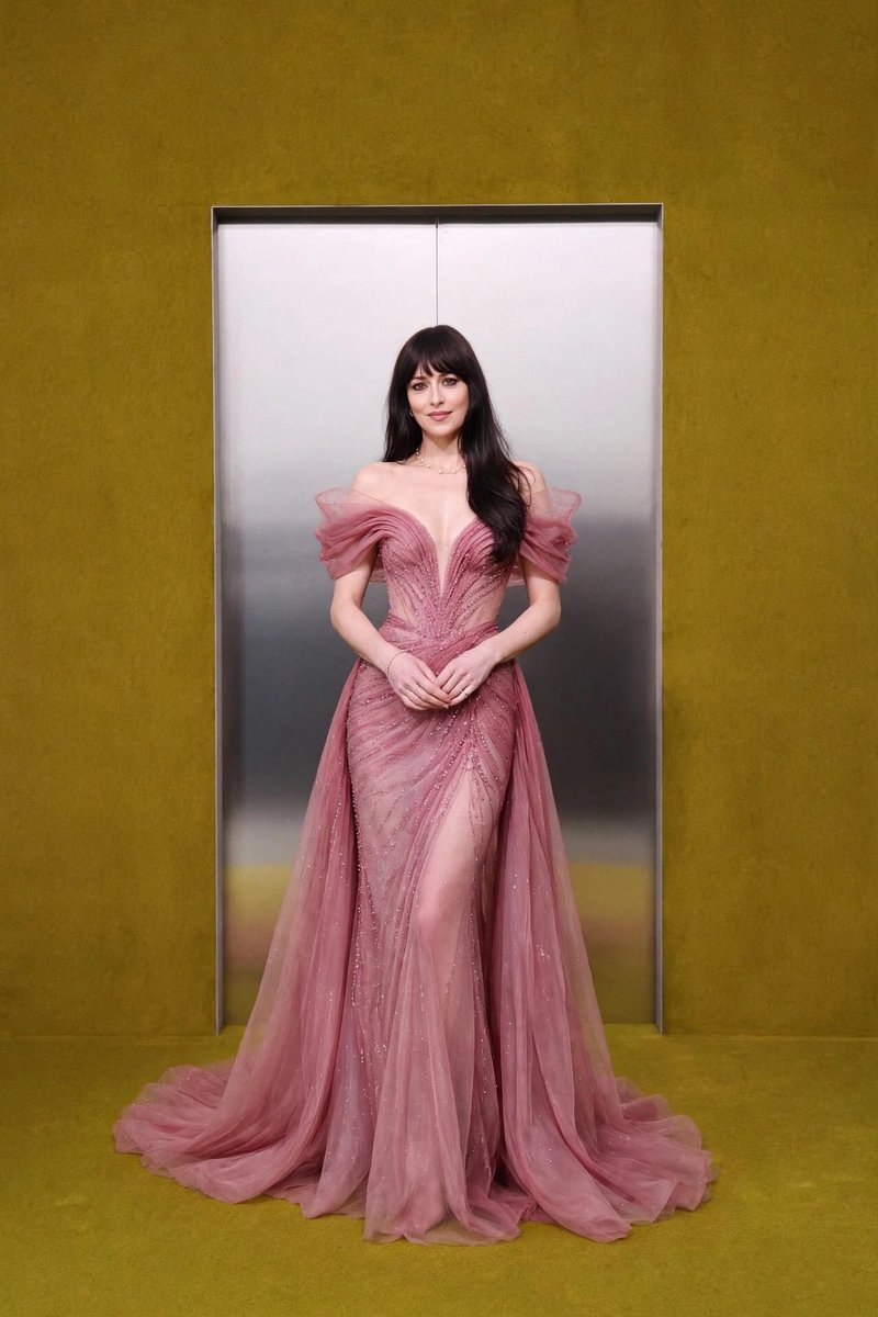 lalaguly96's tweet photo. obsessed with dakota johnson https://t.co/rOBfaiICrZ