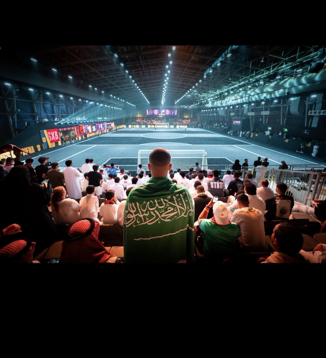 Alna90002By's tweet photo. @k7xskx طيب لو تبيها على منطقك الغبي هاذي صورتين اغلب الجمهور كبار، وش ذا المنطق الغبي https://t.co/lAGrEH453u