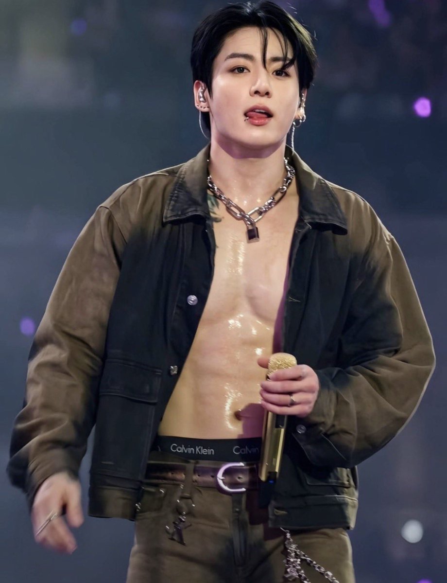 taelemmekook's tweet photo. never argue w a girl who saw this jungkook irl she WILL win https://t.co/G0wJc7MuCt