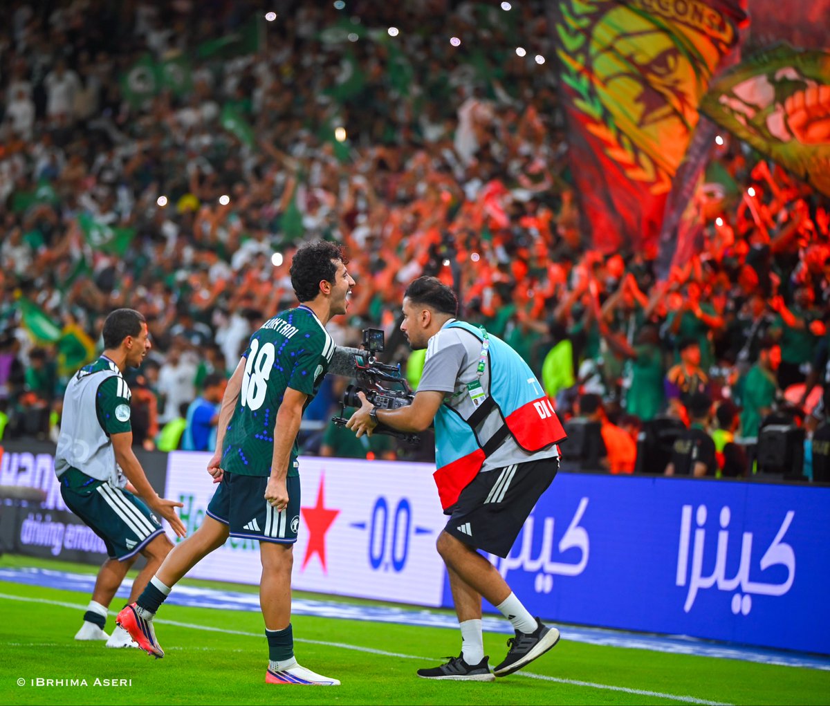 aseeriphotogra1's tweet photo. #احتفال المنتخب ب التأهل الى نهائي #خليجي٢٧ #السعودية_قطر https://t.co/Pm5UpEccjH