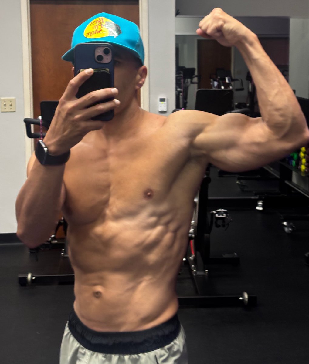 ACEisdeplace's tweet photo. Oh hey!  Im getting those extra ripple thingamajigs on my side! And veins on my abs? This is new.  I’ll take it. https://t.co/pl2aslORvq