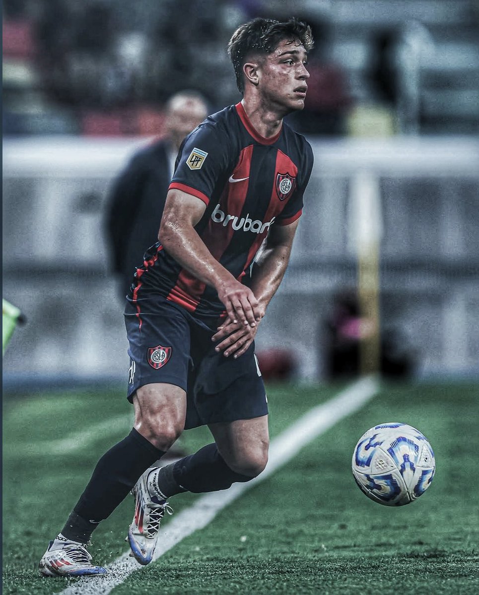 DebateSL's tweet photo. 👀🗣️ Rodrigo #Auzmendi le MOSTRÓ LA CAMISETA de #SanLorenzo a Santiago #Sosa y le dijo que "LE QUEDÓ GRANDE". https://t.co/C4iCMH3hd9