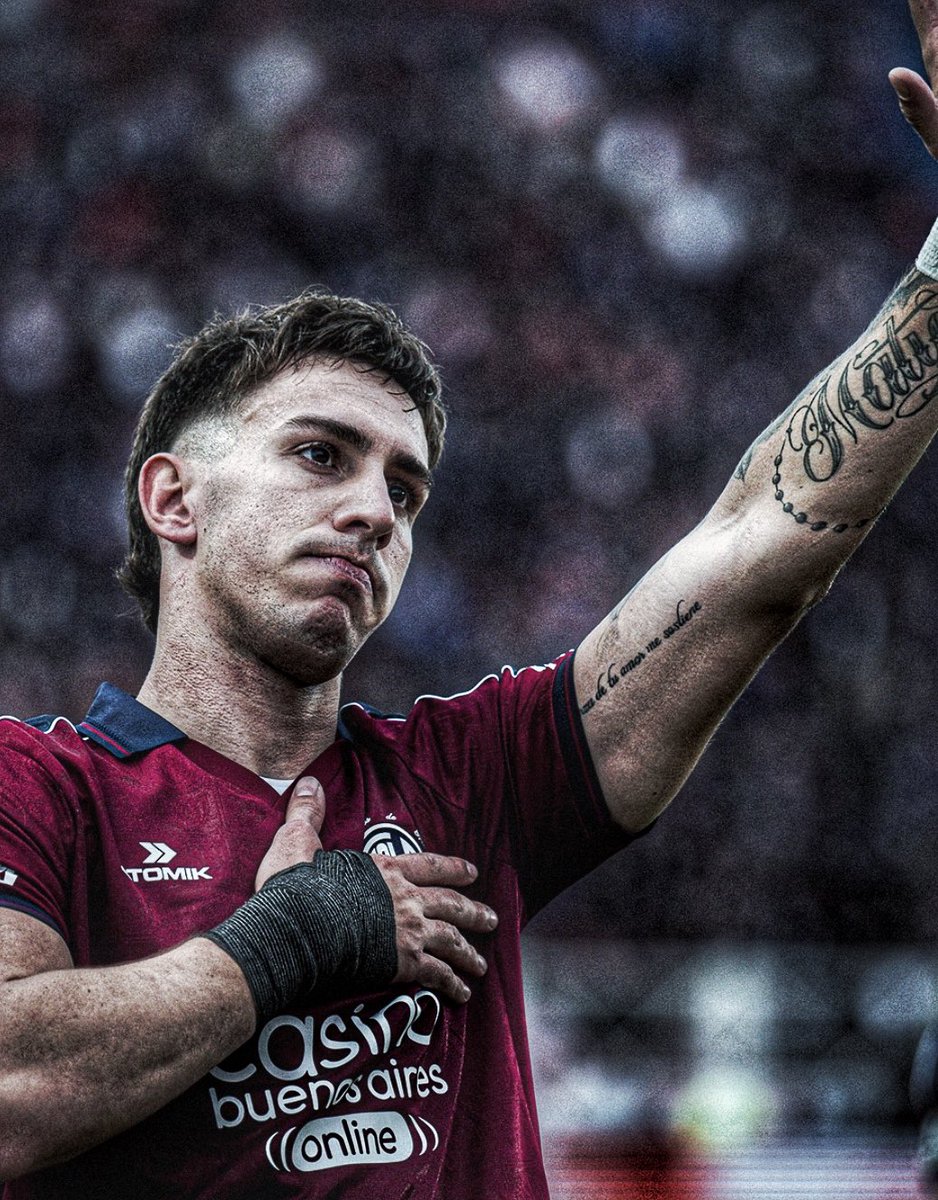 DebateSL's tweet photo. 👀🗣️ Rodrigo #Auzmendi le MOSTRÓ LA CAMISETA de #SanLorenzo a Santiago #Sosa y le dijo que "LE QUEDÓ GRANDE". https://t.co/C4iCMH3hd9