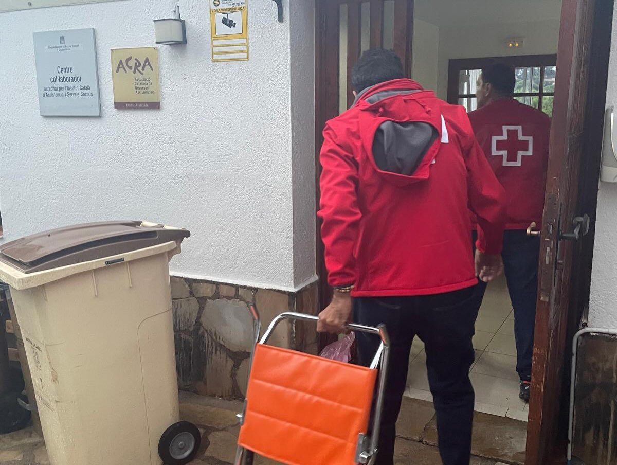 CreuRojaCAT's tweet photo. 🔴 Ajudem a la residència Santa Berta d’Argentona a traslladar els usuaris a les seves habitacions després d’una interrupció del subministrament elèctric que ha deixat els ascensors fora de servei.

#INUNCAT https://t.co/AsC6gKgQpR