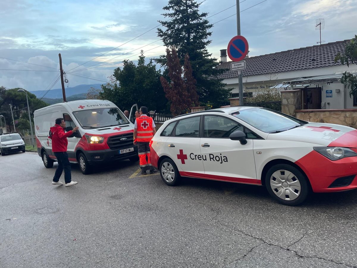 CreuRojaCAT's tweet photo. 🔴 Ajudem a la residència Santa Berta d’Argentona a traslladar els usuaris a les seves habitacions després d’una interrupció del subministrament elèctric que ha deixat els ascensors fora de servei.

#INUNCAT https://t.co/AsC6gKgQpR