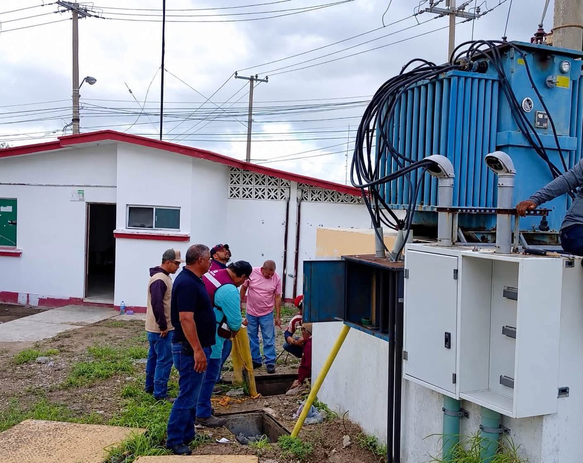 dominguez_migue's tweet photo. FALLAS ELÉCTRICAS AFECTAN BOMBEO DE AGUA EN SECTORES GRANJAS Y JARACHINAS 

REYNOSA.- Por fallas en la red eléctrica derivadas de las lluvias, los habitantes de los sectores Granjas y Jarachinas padecen bajo bombeo y suspensión temporal del servicio de agua potable.
La Comapa de Reynosa confirmó el problema y en sus redes asegura que ya trabajan en la solución del problema. 
“Debido a una falla en el suministro eléctrico ocasionada por las lluvias, se presenta bajo bombeo en el sector Granjas y suspensión temporal del servicio en Jarachina.

El equipo de Electromecánicos de COMAPA Reynosa ya se encuentra trabajando para atender la situación y restablecer las condiciones del servicio a la brevedad.

Agradecemos la comprensión de la ciudadanía”, reportó la vocería de Comapa.