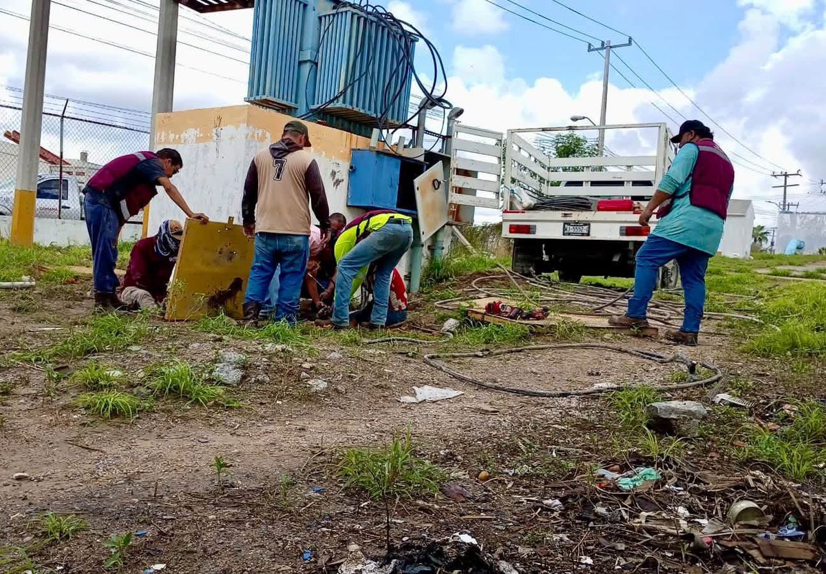 dominguez_migue's tweet photo. FALLAS ELÉCTRICAS AFECTAN BOMBEO DE AGUA EN SECTORES GRANJAS Y JARACHINAS 

REYNOSA.- Por fallas en la red eléctrica derivadas de las lluvias, los habitantes de los sectores Granjas y Jarachinas padecen bajo bombeo y suspensión temporal del servicio de agua potable.
La Comapa de Reynosa confirmó el problema y en sus redes asegura que ya trabajan en la solución del problema. 
“Debido a una falla en el suministro eléctrico ocasionada por las lluvias, se presenta bajo bombeo en el sector Granjas y suspensión temporal del servicio en Jarachina.

El equipo de Electromecánicos de COMAPA Reynosa ya se encuentra trabajando para atender la situación y restablecer las condiciones del servicio a la brevedad.

Agradecemos la comprensión de la ciudadanía”, reportó la vocería de Comapa.