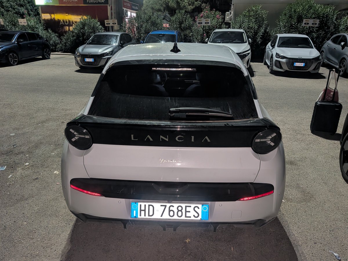 Janusz_IV's tweet photo. @_technozaur @Galluswen Z całą swoją nienawiścią do stellantis (moj e3008 jest 3 miesiac w serwisie i konca nie widac xd), mam wypożyczona lancie ypsilon i jak na auto klasy b jest zajebista, elegancko w srodku, dobrze sie prowadzi, 2 klasy wyżej od takiego 208 a tutaj we wloszech kosztuje chyba taniej https://t.co/DeoIutyELj