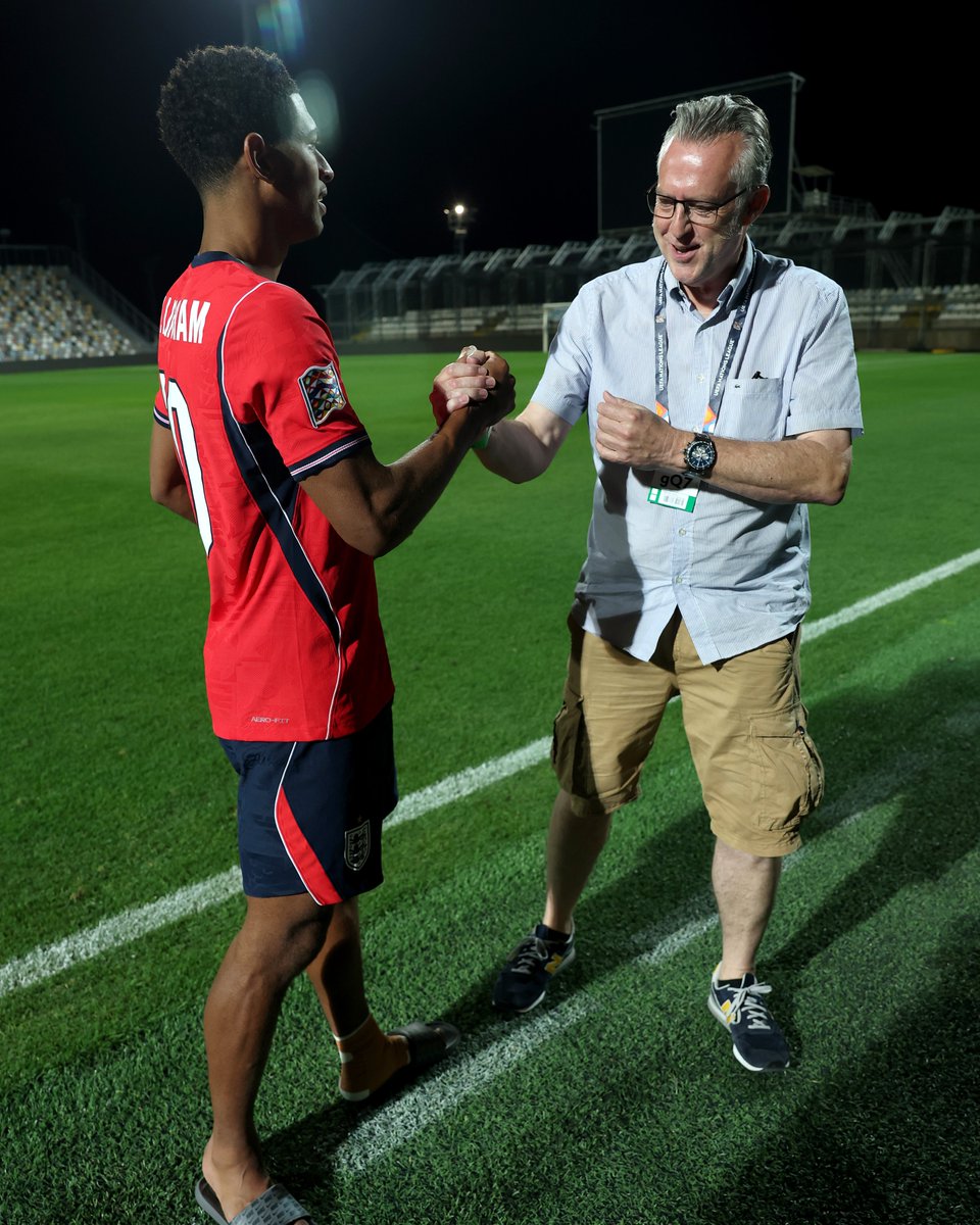 England's tweet photo. One goal. Three assists. The outstanding @BellinghamJude is your England Player of the Match connected by @EE! ✨

Jude was presented with the award by Steven Moore – an England fan who hasn't missed a #ThreeLions game in 25 years ❤️👏 https://t.co/KzpV0X2f8W
