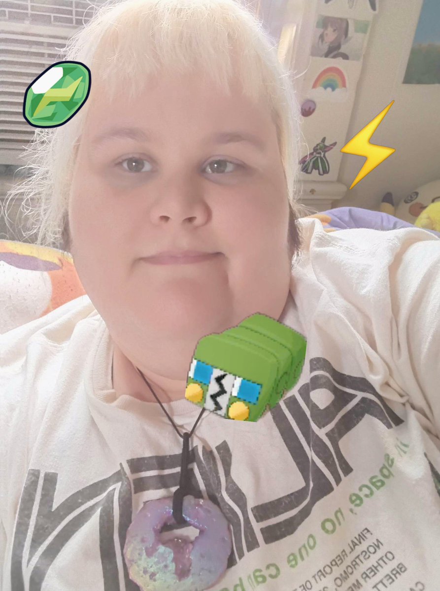 _raichus's tweet photo. selfie + phone case and lockscreen https://t.co/pHgGVcOgn5