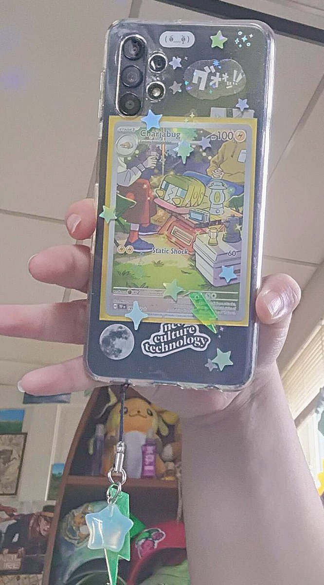 _raichus's tweet photo. selfie + phone case and lockscreen https://t.co/pHgGVcOgn5