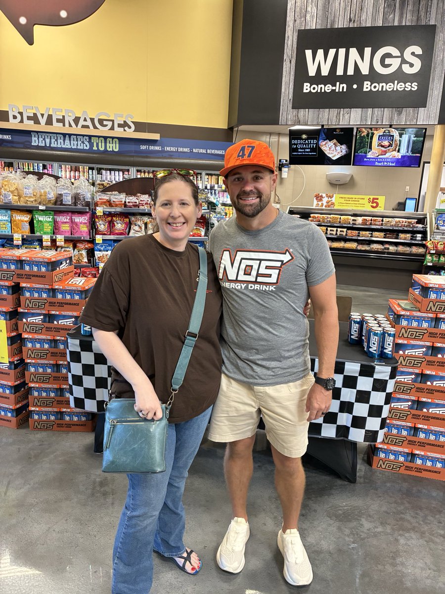 Amber6856077914's tweet photo. @brittanyautry4 @HYAKMotorsports @StenhouseJr I know how much you like him too so here you go! This is in Las Vegas an hour ago. https://t.co/JRO6TxoMVb
