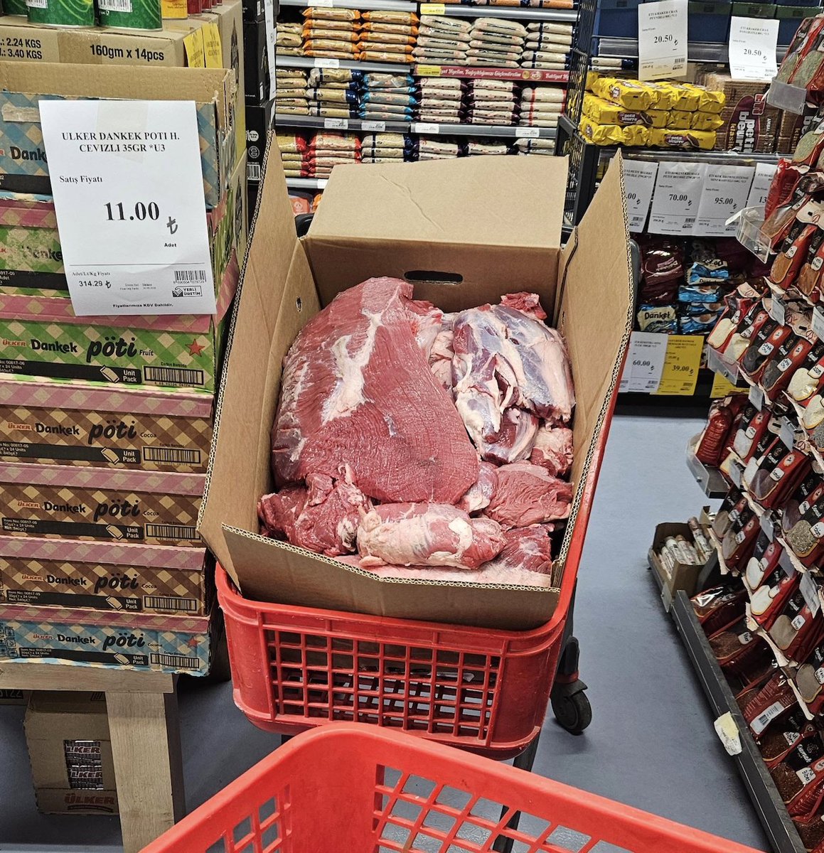 gidadedektifi's tweet photo. İstanbul Kağıthane'de faaliyet gösteren Snowy market şubesinde karton kutu içinde bekletilen etlerin hali bir takipçimiz tarafından böyle görüntülendi.
Takipçimiz etlerin uzun bir süre bu şekilde beklediğini belirtiyor. Bu etlerin muhafaza şekli mevzuata uygun mudur?
@TCTarim https://t.co/a2jwAI8eex