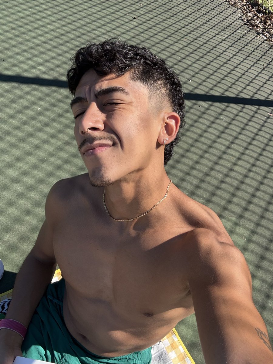 chicawno's tweet photo. reading in the tennis court or whatever lorde said https://t.co/wEq5lab4Lv
