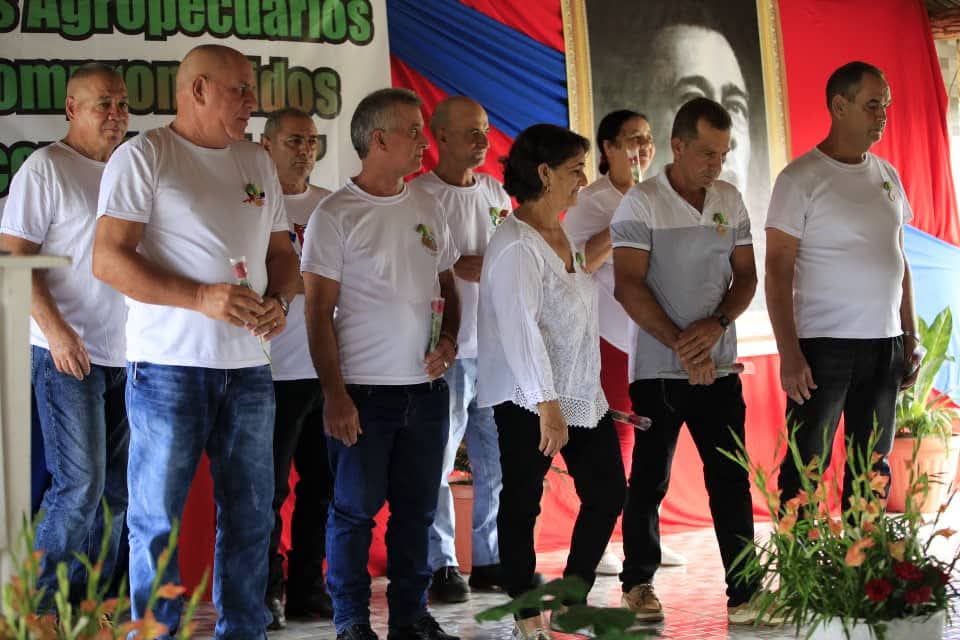 YamileRamosCord's tweet photo. En ese reconocimiento está el esfuerzo y consagración de más de 16 mil trabajadores agropecuarios, forestales y tabacaleros. #UnidosXCuba #PinardelRío https://t.co/lI74gMi2Ls