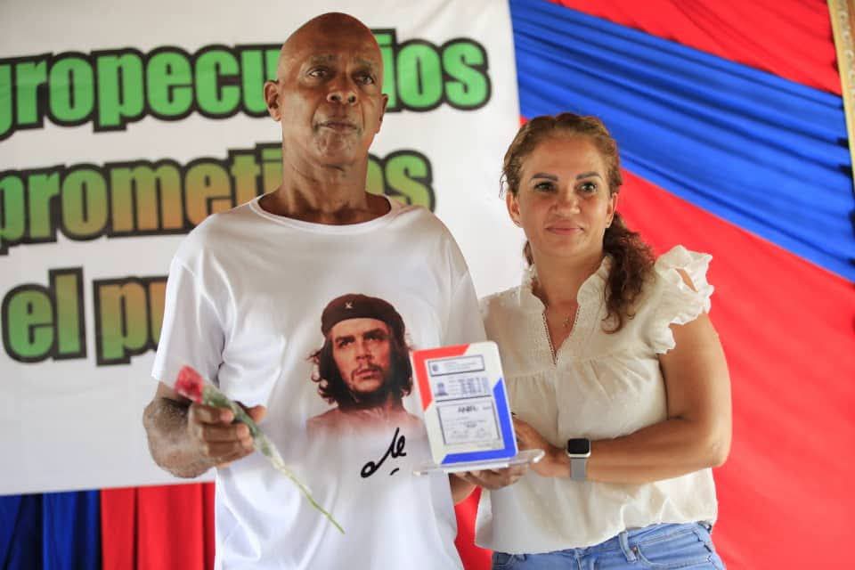YamileRamosCord's tweet photo. En ese reconocimiento está el esfuerzo y consagración de más de 16 mil trabajadores agropecuarios, forestales y tabacaleros. #UnidosXCuba #PinardelRío https://t.co/lI74gMi2Ls