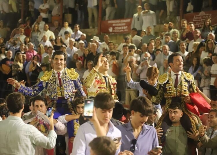 verdadytoro's tweet photo. ÚBEDA. Sábado, 3 de octubre de 2026 

✍️ ‹‹Puerta grande en Úbeda con Jandilla: Morante, Roca Rey y David de Miranda a hombros en San Miguel››

➡️ Crónica completa: https://t.co/LLipX1ilok

#ubeda #morante #rocarey #DeMiranda26 #sanmiguel https://t.co/jUplZlfHUl