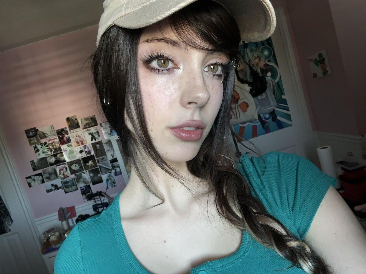 __emiki's tweet photo. i love when my eyes go green :3 https://t.co/TcmffKufio