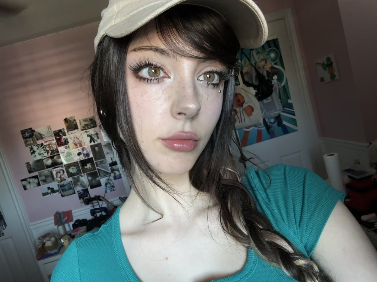 __emiki's tweet photo. i love when my eyes go green :3 https://t.co/TcmffKufio