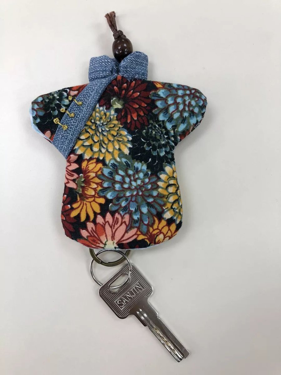 HarperJoneom's tweet photo. Transforma tarjetas de cartón en bonitos llaveros con retales de tela! Manualidad fácil para este fin de semana, ideal para regalar o decorar tu mochila.  #ManualidadesCaseras https://t.co/khNJ8lXGyZ