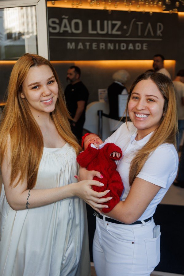 MFZupdates's tweet photo. 🩷👶🏻 Mari Fernandez deixando a maternidade com os maiores amores da sua vida, a esposa, Júlia Ribeiro, e a filha, Isabela. Nos próximos dias, a cantora ficará em casa cuidando da esposa durante o puerpério e da filha recém-nascida. https://t.co/tnXtf1SgVd