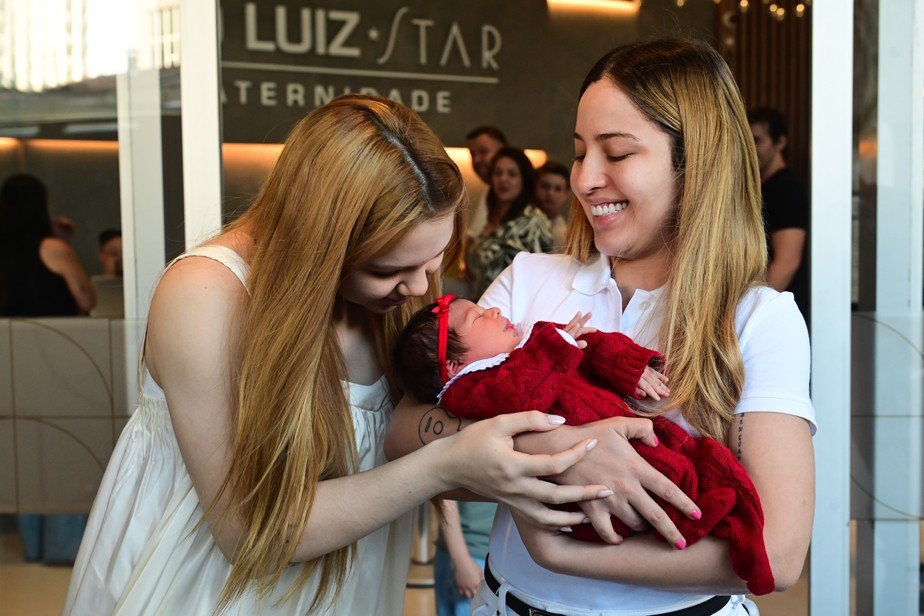 MFZupdates's tweet photo. 🩷👶🏻 Mari Fernandez deixando a maternidade com os maiores amores da sua vida, a esposa, Júlia Ribeiro, e a filha, Isabela. Nos próximos dias, a cantora ficará em casa cuidando da esposa durante o puerpério e da filha recém-nascida. https://t.co/tnXtf1SgVd