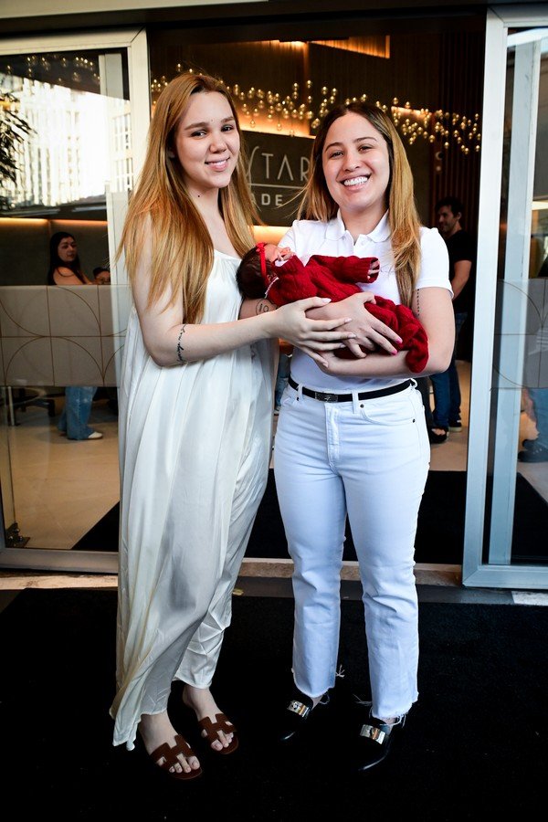 MFZupdates's tweet photo. 🩷👶🏻 Mari Fernandez deixando a maternidade com os maiores amores da sua vida, a esposa, Júlia Ribeiro, e a filha, Isabela. Nos próximos dias, a cantora ficará em casa cuidando da esposa durante o puerpério e da filha recém-nascida. https://t.co/tnXtf1SgVd