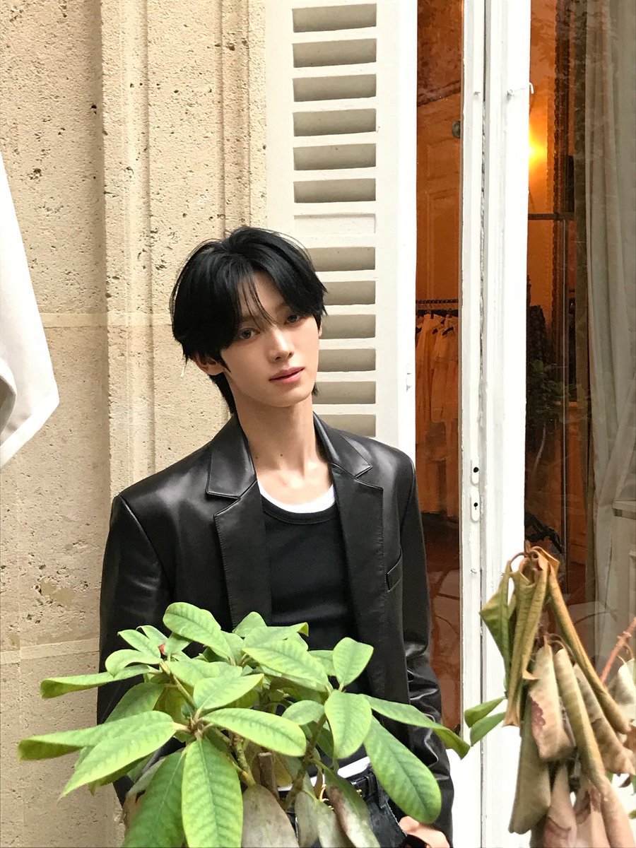 TWSLATION_'s tweet photo. [261004] #HANJIN WV POST

🐰: Paris afternoon

#한진 #TWS #투어스 @TWS_PLEDIS https://t.co/KHca2j9FHb
