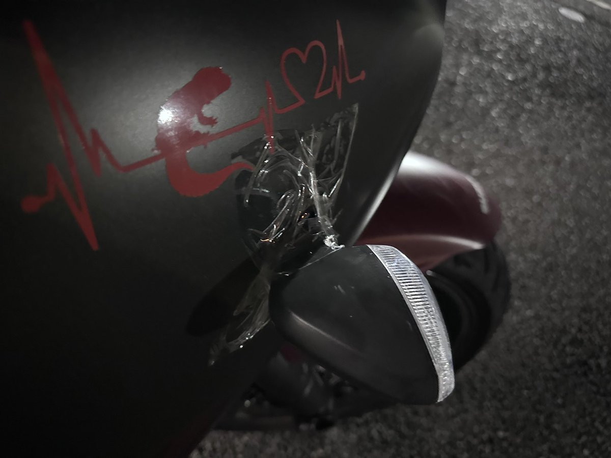 Sakauo0314's tweet photo. バイクで2~3mの崖から落ちました
左足首と左内もも、右手親指が痛い

そんなことよりも精神的に痛い

バイクも傷だらけだし🏍

明日から仕事行けない https://t.co/3hn9yX9ZbQ