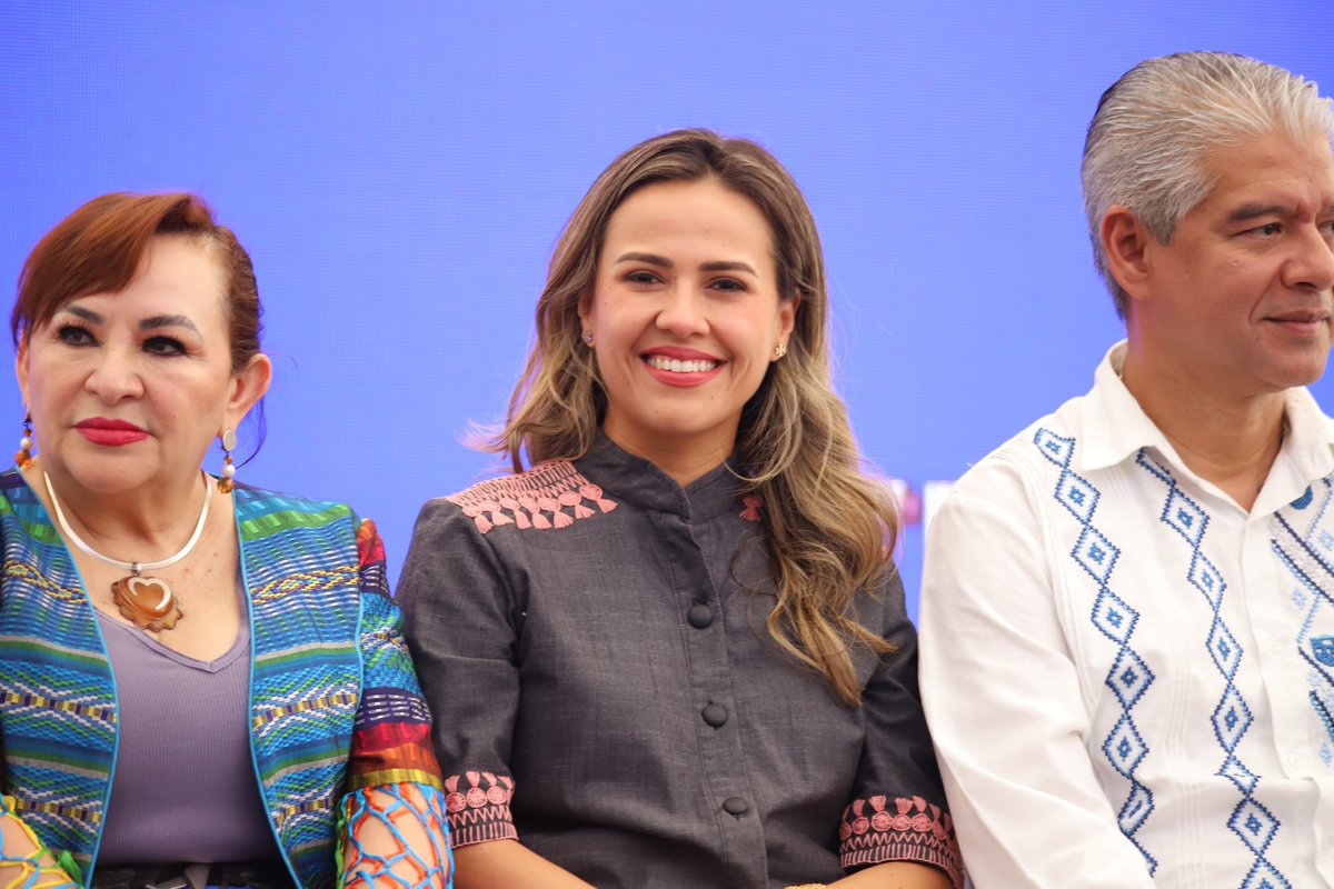 Marce_Castilloa's tweet photo. ¡Nuestra identidad Zoque y el talento local mueven a Chiapas! 🎊
​Acompañé a @CanacoTuxtla en el inicio de la 8.ª edición del Festival Coyatoc 2026 en representación del @ChiapasCongreso 
¡Consumamos local y celebremos nuestras raíces!

#chiapas #festivalcoyatoc https://t.co/HOCmQzWOQK