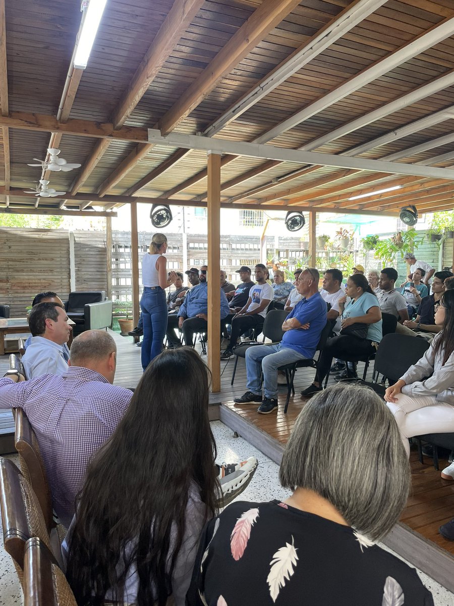 unionycambio_ve's tweet photo. Así se vivió nuestro Encuentro Político de Caracas: ¡a casa llena, con el alma puesta y con los motores bien encendidos!  

En Unión y Cambio no improvisamos; nos organizamos, nos formamos y nos preparamos. https://t.co/Y5n3Vhm0yK