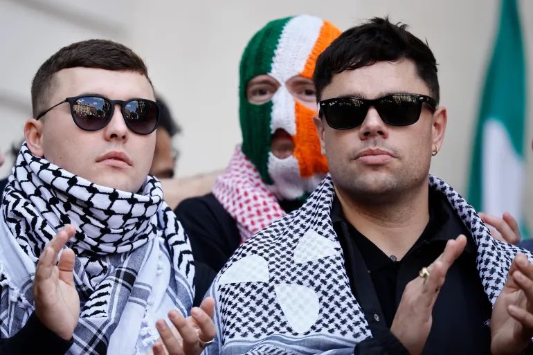 DiscipleElland's tweet photo. BIG BREAKING NEWS !  🎤🥁🎼

I have been told tonight (by a very informed source) that KNEECAP will be visiting the Garvaghy Road tomorrow evening (Sunday) between 5-7pm.   They want to express their solidarity with the residents.   @KNEECAPCEOL 

There is no confirmation if they will be playing or not, but do not be surprised....!     ✊🇮🇪
