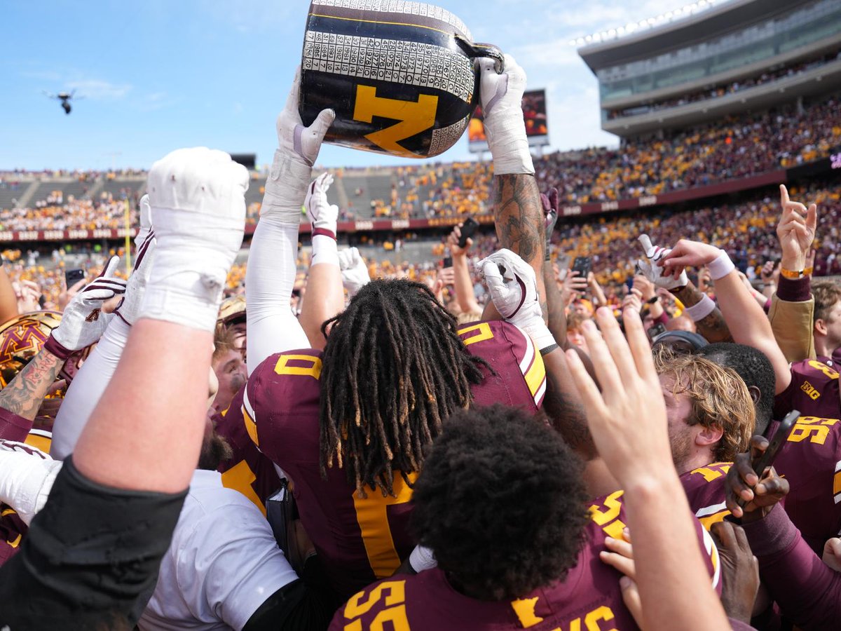 GopherFootball's tweet photo. JUG TIME 🤩 

#RTB #SkiUMah #Gophers https://t.co/h3KJOHIsMv