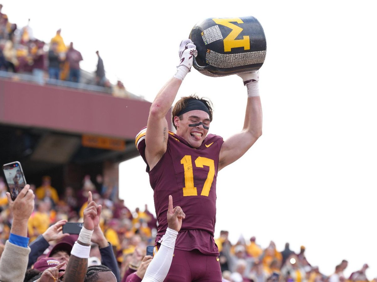 GopherFootball's tweet photo. JUG TIME 🤩 

#RTB #SkiUMah #Gophers https://t.co/h3KJOHIsMv
