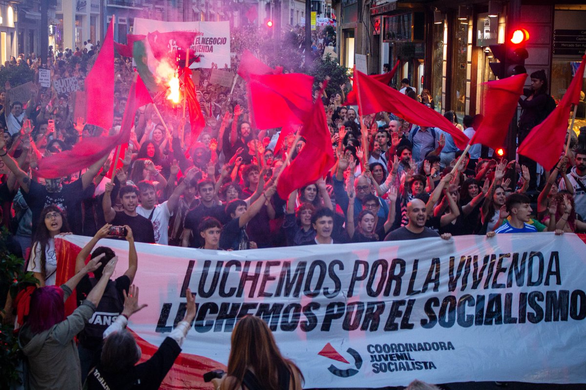 CJS_Granada's tweet photo. La juventud trabajadora ha teñido hoy Granada de rojo. Gritos y cánticos señalando al rentismo, a los gobiernos que lo sostienen y a los fascistas que lo defienden.

𝑳𝒖𝒄𝒉𝒆𝒎𝒐𝒔 𝒑𝒐𝒓 𝒍𝒂 𝒗𝒊𝒗����𝒆𝒏𝒅𝒂 
𝑳𝒖𝒄𝒉𝒆𝒎𝒐𝒔 𝒑𝒐𝒓 𝒆𝒍 𝒔𝒐𝒄𝒊𝒂𝒍𝒊𝒔𝒎𝒐 https://t.co/vk3PO4hcq1