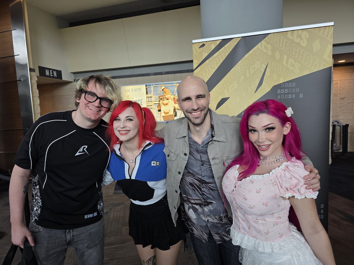 GhoulxGhoultv's tweet photo. At the @LCSOfficial Summer Finals game with my girl @LilyLouTV ahhhhh makes me wanna play @LeagueOfLegends thank god i packed my gaming laptop!
#lcsfinals #leagueflegends #riotgames https://t.co/ag6H4iMP3A