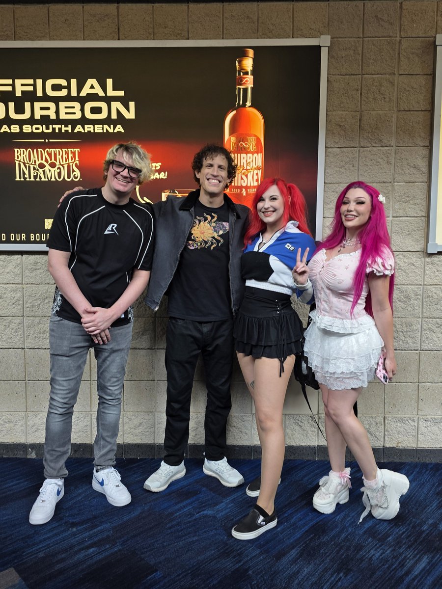 GhoulxGhoultv's tweet photo. At the @LCSOfficial Summer Finals game with my girl @LilyLouTV ahhhhh makes me wanna play @LeagueOfLegends thank god i packed my gaming laptop!
#lcsfinals #leagueflegends #riotgames https://t.co/ag6H4iMP3A