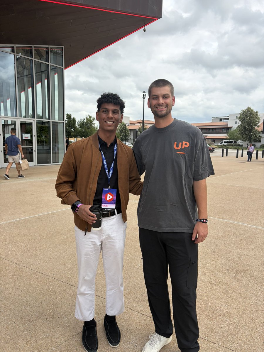 Harish_Subburaj's tweet photo. Feeling post @vidsummit blues. Got to meet and chat with some huge creators and executives. Everyone is just happy to talk, network and provide value.

P.S. I MET CHANDLER!!!!!! (super humble. Surreal meeting my fav Mr beast member from my childhood) https://t.co/4IBbbMRhXk
