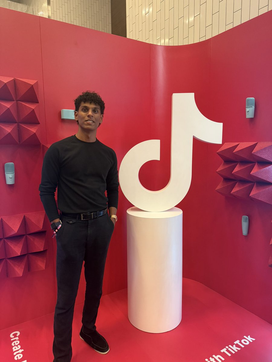 Harish_Subburaj's tweet photo. Feeling post @vidsummit blues. Got to meet and chat with some huge creators and executives. Everyone is just happy to talk, network and provide value.

P.S. I MET CHANDLER!!!!!! (super humble. Surreal meeting my fav Mr beast member from my childhood) https://t.co/4IBbbMRhXk