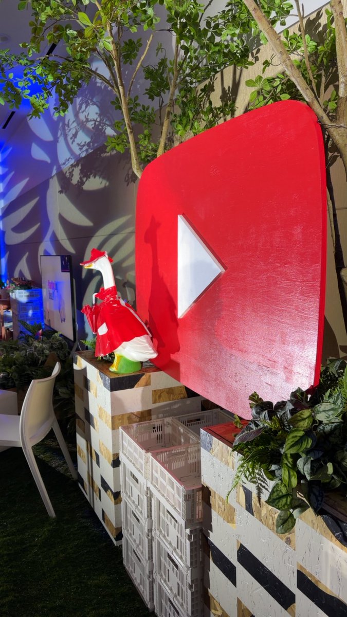 Harish_Subburaj's tweet photo. Feeling post @vidsummit blues. Got to meet and chat with some huge creators and executives. Everyone is just happy to talk, network and provide value.

P.S. I MET CHANDLER!!!!!! (super humble. Surreal meeting my fav Mr beast member from my childhood) https://t.co/4IBbbMRhXk