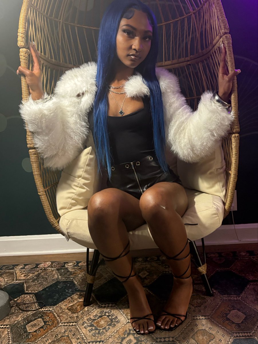 msfootprintt's tweet photo. One of my favorite sets oh and a pretty face to match with it 🦶🏽😍 #feetworshi̇p #feetfetısh #prettytoes https://t.co/mz3t22xZ6O