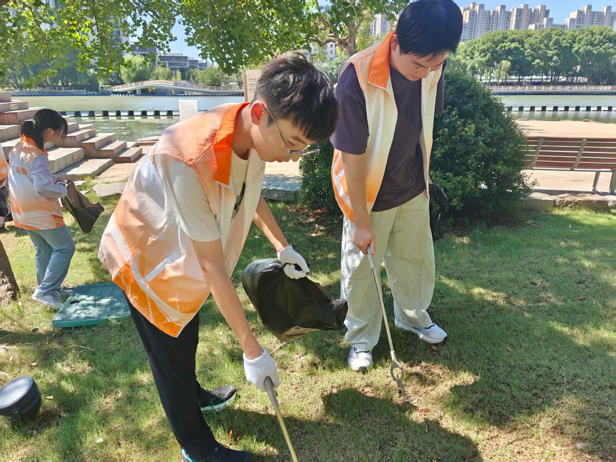 AmayaCheynpy's tweet photo. Unión de estudiantes, actividad de voluntariado el próximo sábado 10:00 h en el parque municipal: ayudaremos a limpiar el espacio común y plantar flores. Todos bienvenidos!， https://t.co/pHzRPrJHL2