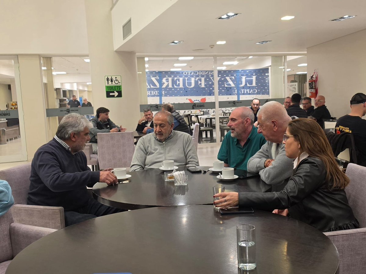 waltercorreaok's tweet photo. En el marco del 83° Aniversario de fundación del sindicato Luz y Fuerza Capital Federal, acompañamos al secretario general Néstor Matías en un encuentro sindical militante en #MarDelPlata, junto a la subsecretaria de Empleo de @TrabajoPBA @claudialazzaro_, y la directora de Programas de Formación Laboral del @trabajopba_ipfl @MeretzLiliana.

Felicitamos a las y los compañeros por otro año de lucha y compromiso con la defensa de derechos laborales y puestos de trabajo.