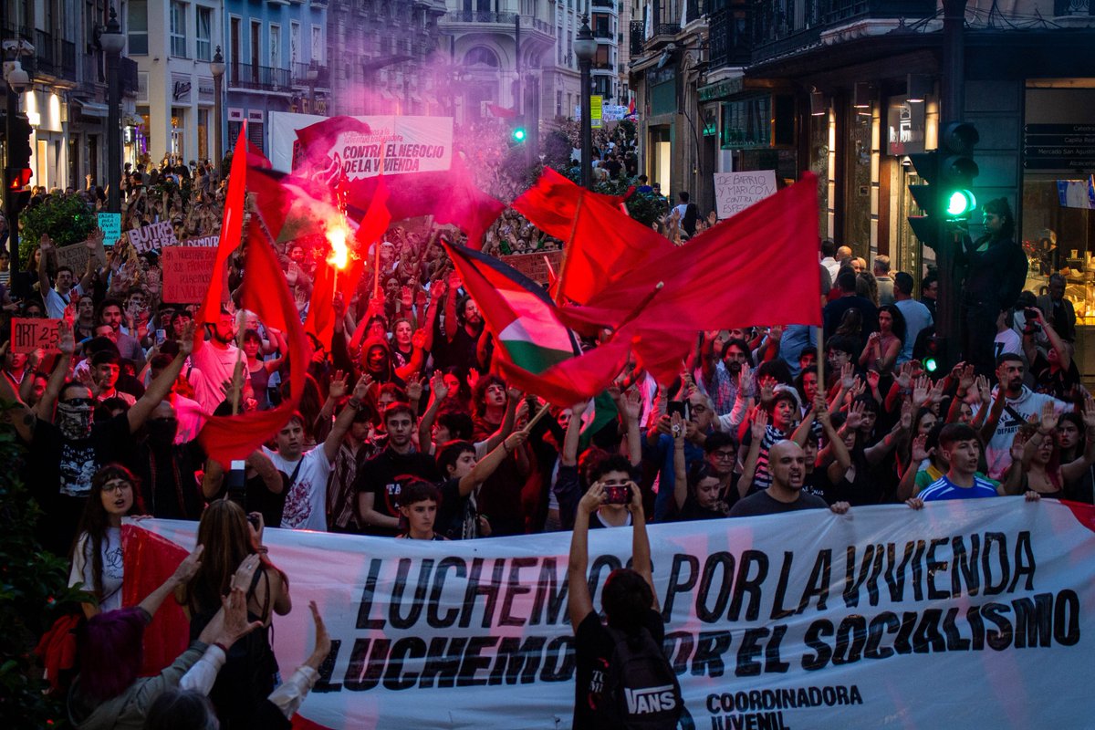 CJS_Granada's tweet photo. La juventud trabajadora ha teñido hoy Granada de rojo. Gritos y cánticos señalando al rentismo, a los gobiernos que lo sostienen y a los fascistas que lo defienden.

𝑳𝒖𝒄𝒉𝒆𝒎𝒐𝒔 𝒑𝒐𝒓 𝒍𝒂 𝒗𝒊𝒗����𝒆𝒏𝒅𝒂 
𝑳𝒖𝒄𝒉𝒆𝒎𝒐𝒔 𝒑𝒐𝒓 𝒆𝒍 𝒔𝒐𝒄𝒊𝒂𝒍𝒊𝒔𝒎𝒐 https://t.co/vk3PO4hcq1