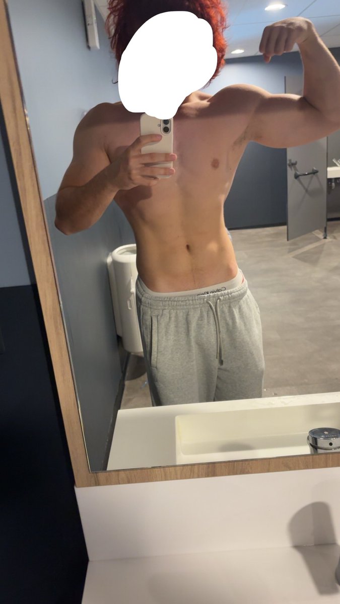 jojofans_000's tweet photo. Y a écrit biceps dcp je re poste ça juste pour citer le tweet https://t.co/EcPkBe13YM