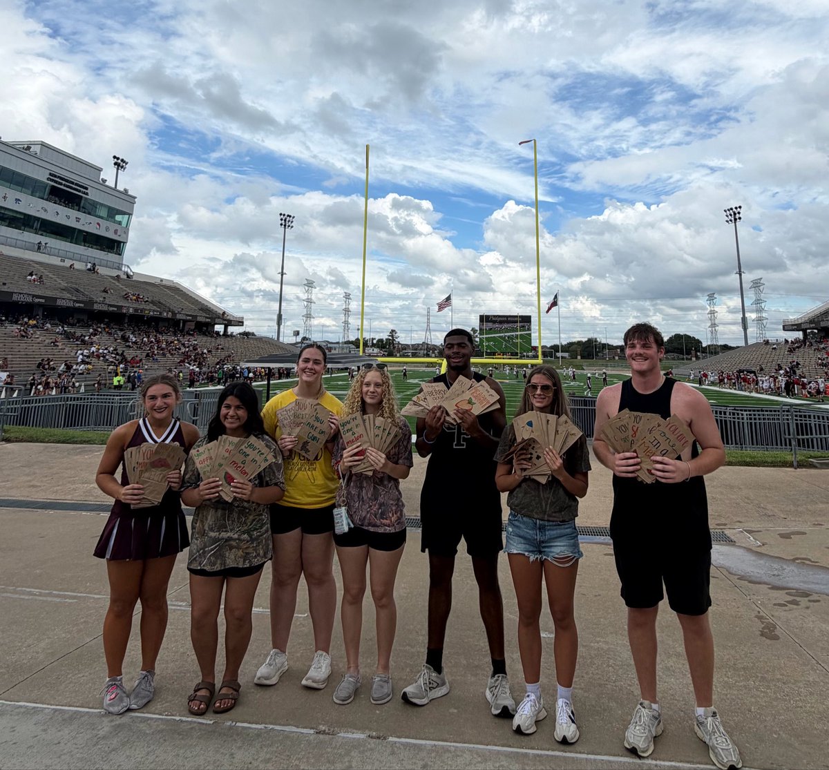 CW_Athletics's tweet photo. Our SALT kids loved collaborating with @CyFairALC on a service project for @KidsMealsInc 🍎! Nearly 3,000 bags decorated for pre-k kids! 👏🏻 https://t.co/PsMs5iAkZ7