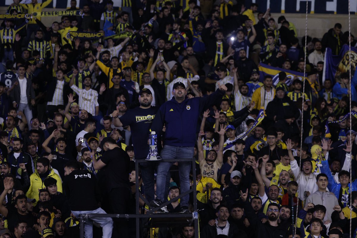 mehmetdmirr's tweet photo. Fenerbahçe’mizin kardeş vatanda oynadığı dostluk maçında bu anlamlı koreografiye emek veren, başta Azerbaycan GFB olmak üzere tüm kardeşlerimize teşekkür ederiz.

Fenerbahçe armasını dünyanın her yerinde hak ettiği şekilde temsil etmek, sarı-lacivert sevdamızı sınırların ötesine taşımak bizim için gurur.

Bugün Bakü’de sevdamızı ve Türkiye-Azerbaycan kardeşliğini omuz omuza gösterdik. 🇹🇷🇦🇿

Mesafeler ayırır, sevda birleştirir.. @gfbazerbaycann