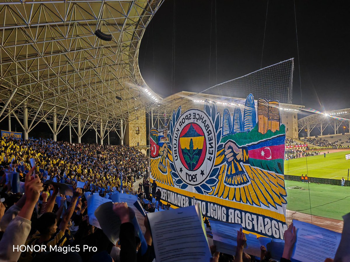 mehmetdmirr's tweet photo. Fenerbahçe’mizin kardeş vatanda oynadığı dostluk maçında bu anlamlı koreografiye emek veren, başta Azerbaycan GFB olmak üzere tüm kardeşlerimize teşekkür ederiz.

Fenerbahçe armasını dünyanın her yerinde hak ettiği şekilde temsil etmek, sarı-lacivert sevdamızı sınırların ötesine taşımak bizim için gurur.

Bugün Bakü’de sevdamızı ve Türkiye-Azerbaycan kardeşliğini omuz omuza gösterdik. 🇹🇷🇦🇿

Mesafeler ayırır, sevda birleştirir.. @gfbazerbaycann