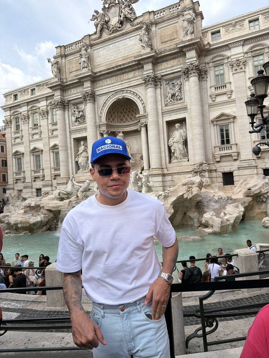 felipearaujo_fa's tweet photo. Dia de conhecer o Vaticano e a Fontana de Trevi ❤️
Assustadoramente perfeitas as obras de arte no Vaticano, era um sonho de criança ver isso de perto. Michelangelo tá de parabéns, esse cara era brabo 😮‍💨 https://t.co/ZxaoPDoVmC