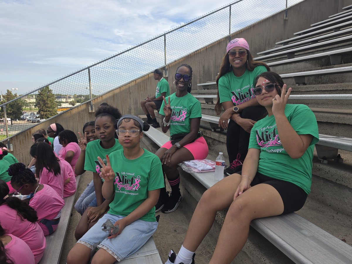 alief_middle's tweet photo. 💛🖤 AMS Admin, Girls Club, and our amazing sponsor, Ms. Pitts, out in the community supporting a worthy cause! 🐻✨ Proud of our CUBS for making a positive impact beyond the walls of Alief Middle School. That’s what Cub Nation is all about! 💛🖤 ##CubNation https://t.co/6Wem8vjkUx
